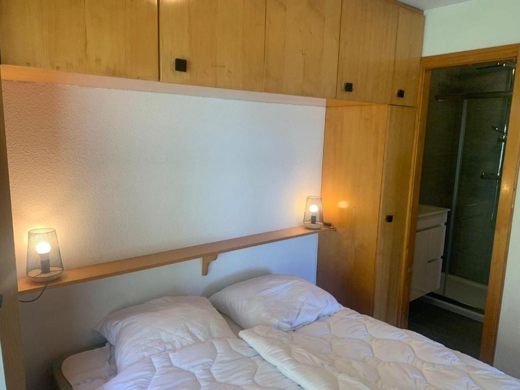 ヴェゾナにあるApartment in Veysonnaz near Ski areaのベッドルーム1室(ベッド1台、ライト2つ付)