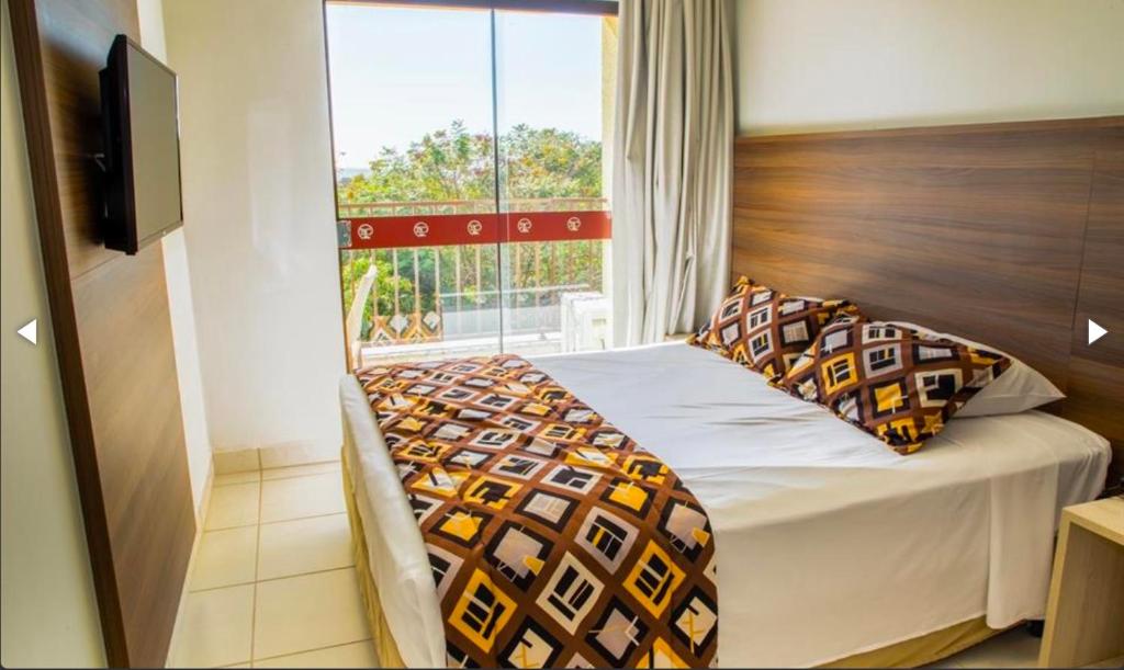 une chambre avec un lit et une fenêtre dans l'établissement Barretos Country Resort - Apto 1 Quarto até 5 Pessoas, à Barretos