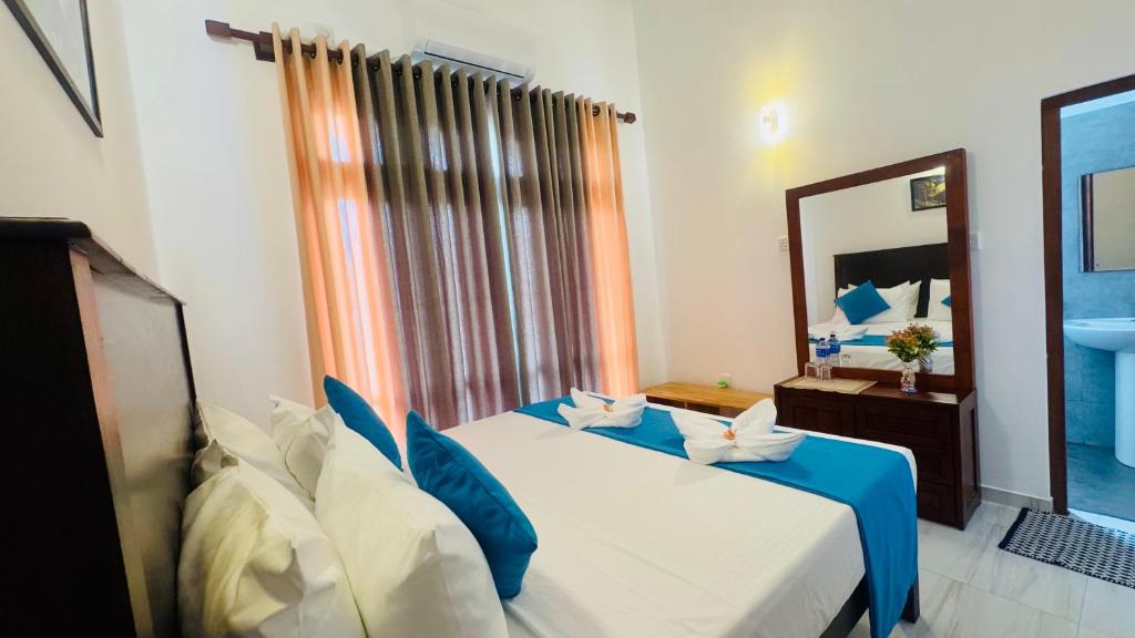 Postel nebo postele na pokoji v ubytování Pearl View Galle Villa