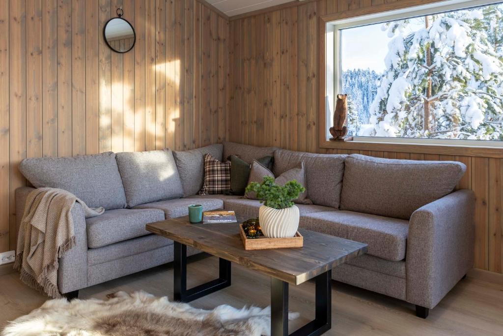 HeimdalにあるBjønntjønn 221のソファとテーブルのあるリビングルーム