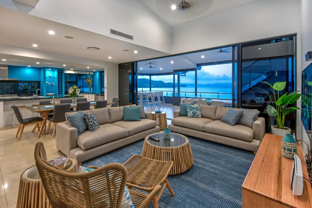 ハミルトン島にあるEdge 16 - Hamilton Island - Waterfront, Golf Buggy and Sea Viewsのソファと椅子とテーブルのあるリビングルーム