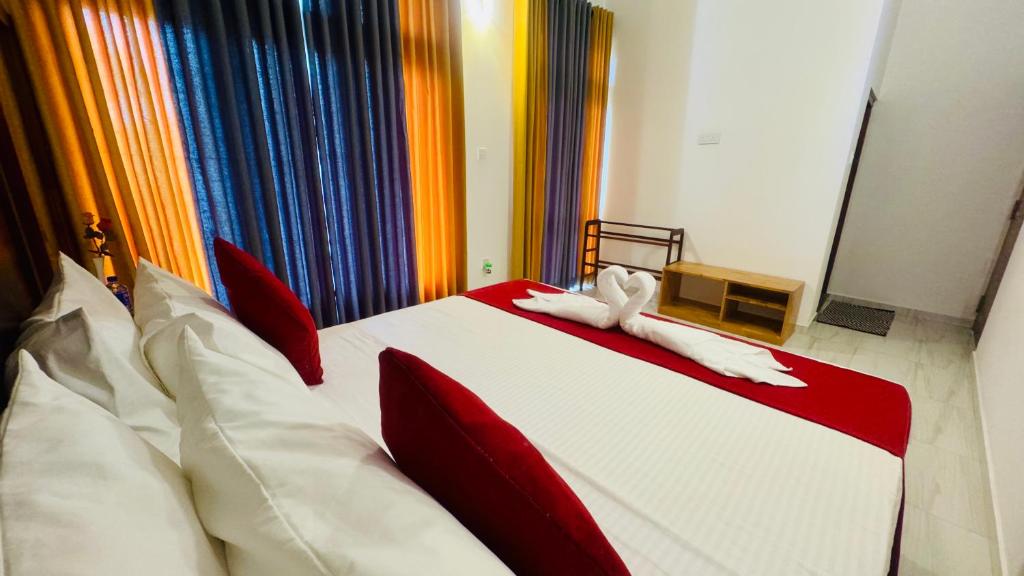 Postel nebo postele na pokoji v ubytování Pearl View Galle Villa