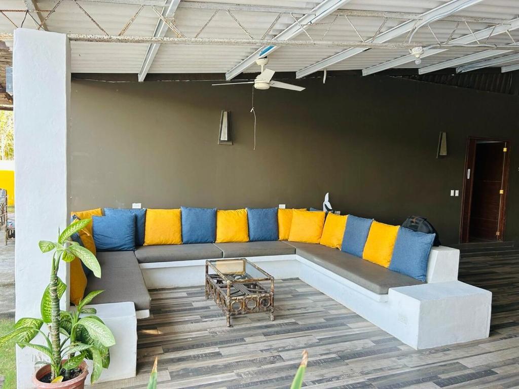 Et opholdsområde på Estero View Beach House