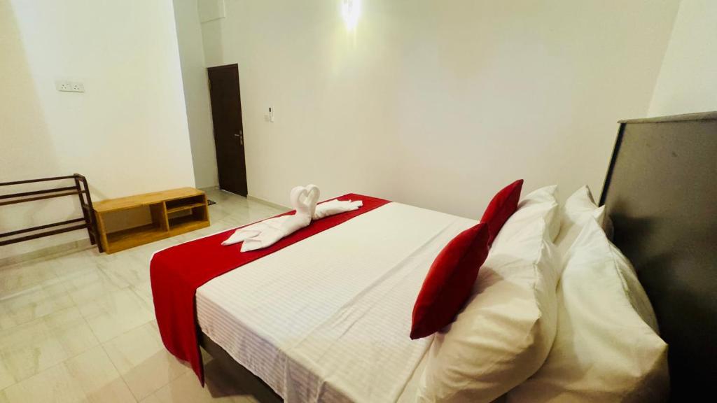 Postel nebo postele na pokoji v ubytování Pearl View Galle Villa