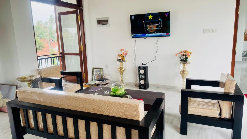 TV a/nebo společenská místnost v ubytování Pearl View Galle Villa