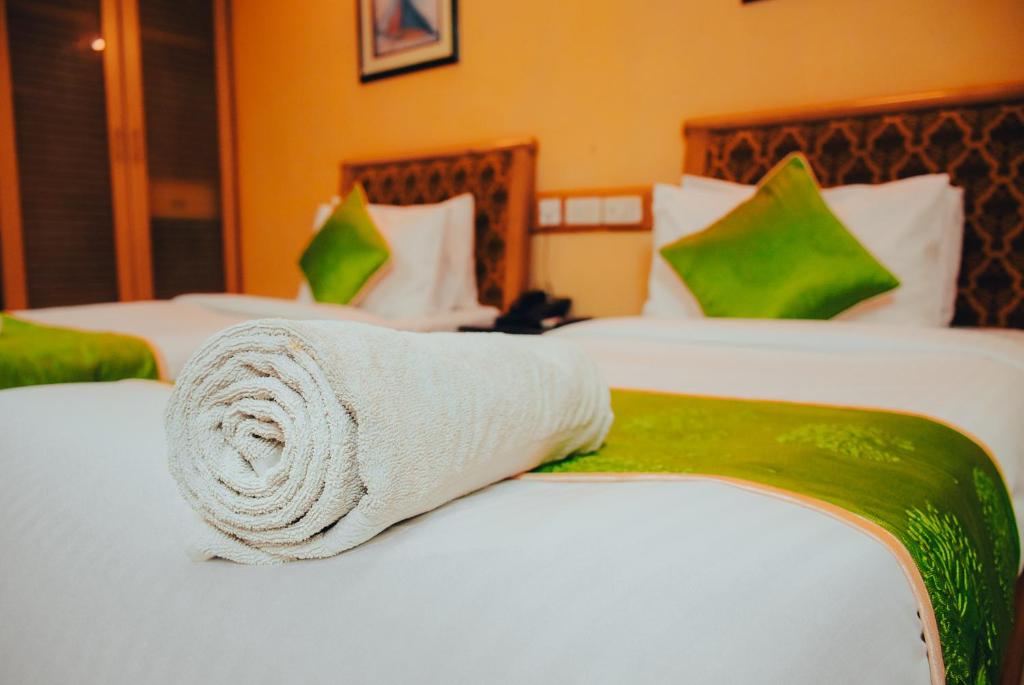 Postel nebo postele na pokoji v ubytování Naksha Tree Hotels - Mogappair