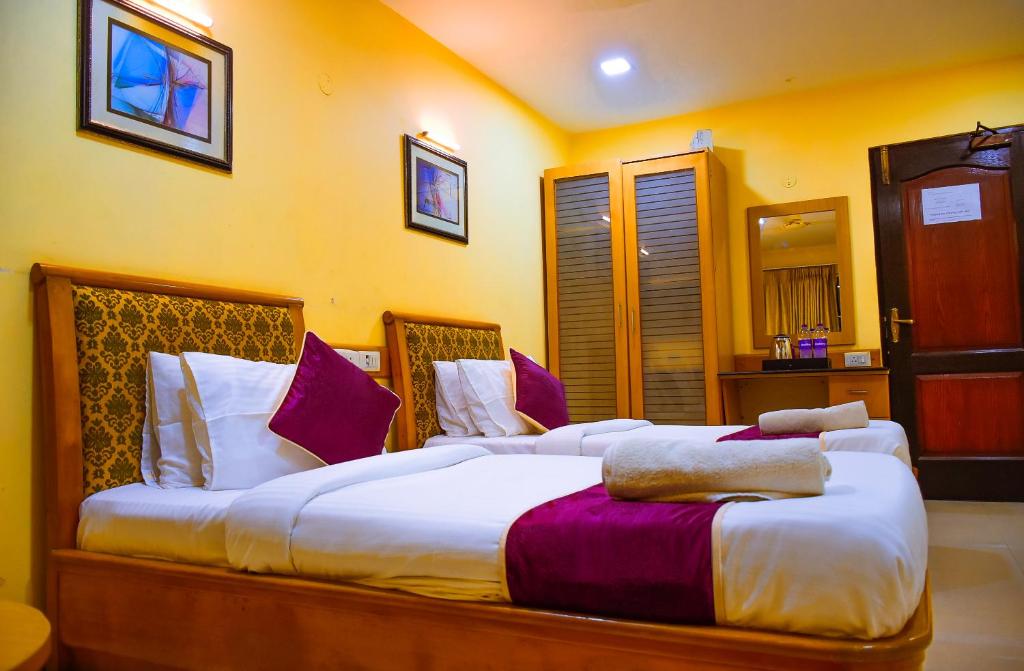 Postel nebo postele na pokoji v ubytování Naksha Tree Hotels - Mogappair