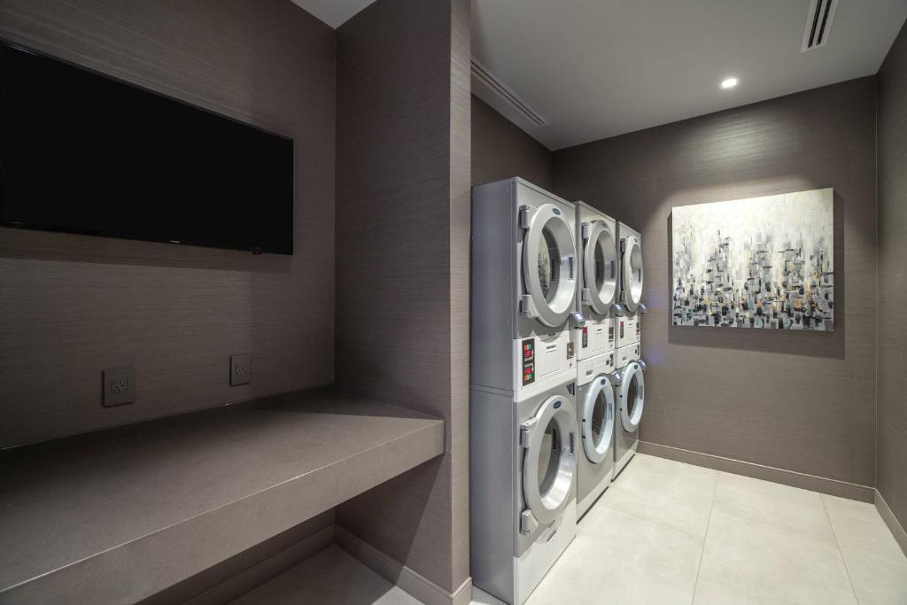 TV a/nebo společenská místnost v ubytování Residence Inn by Marriott Weehawken