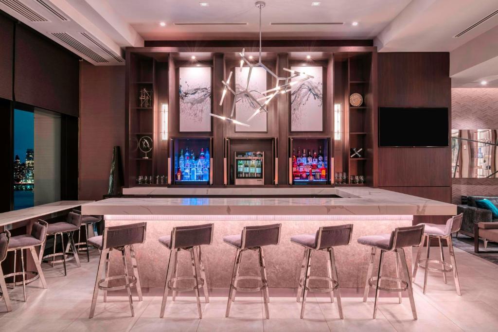TV a/nebo společenská místnost v ubytování Residence Inn by Marriott Weehawken