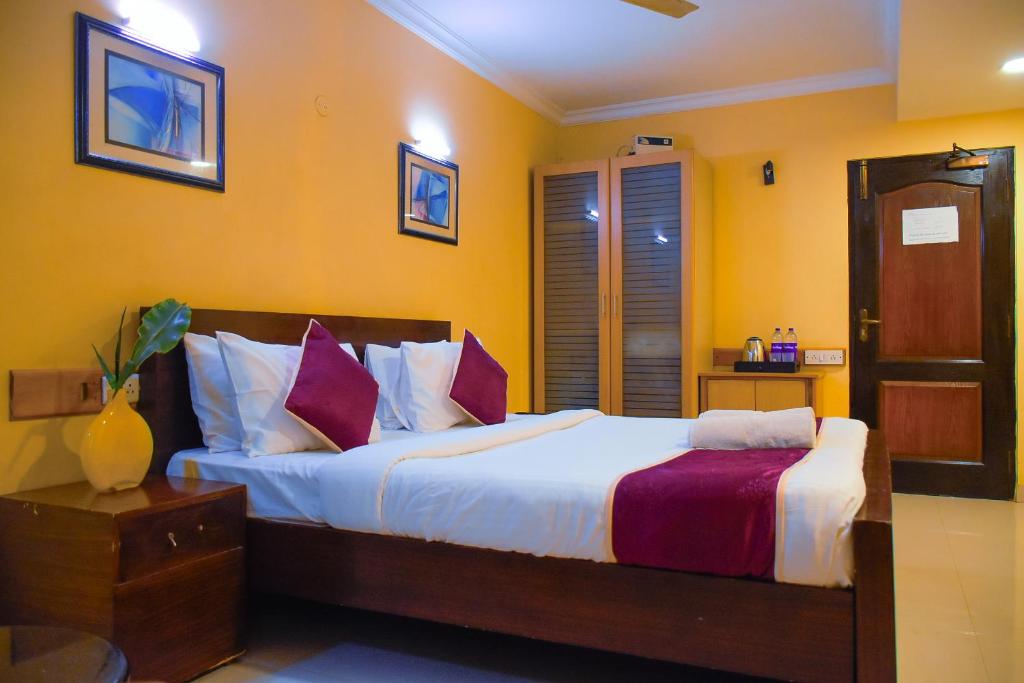 Postel nebo postele na pokoji v ubytování Naksha Tree Hotels - Mogappair