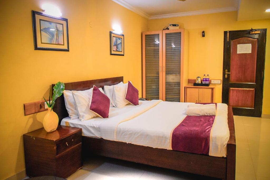 Postel nebo postele na pokoji v ubytování Naksha Tree Hotels - Mogappair