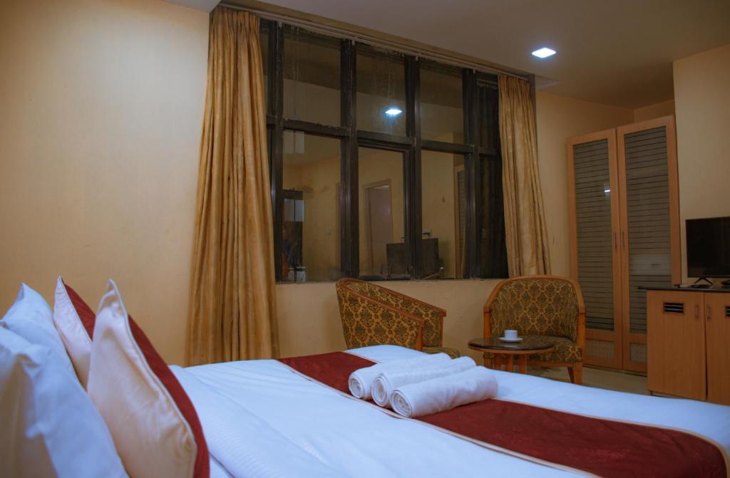 Postel nebo postele na pokoji v ubytování Naksha Tree Hotels - Mogappair