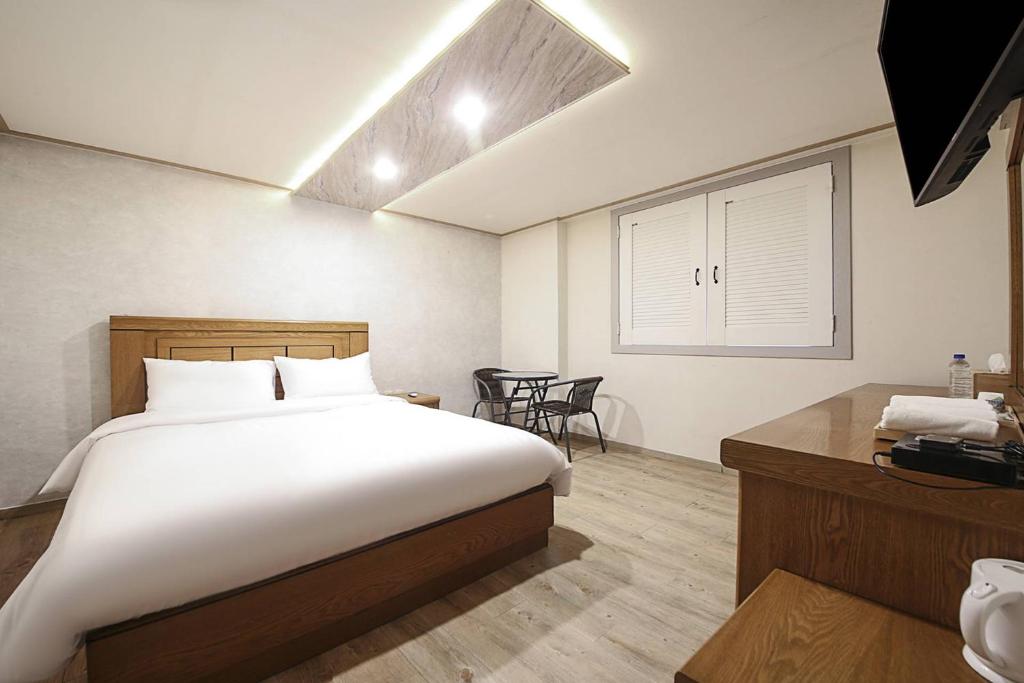 Postel nebo postele na pokoji v ubytování BOBOS Hotel