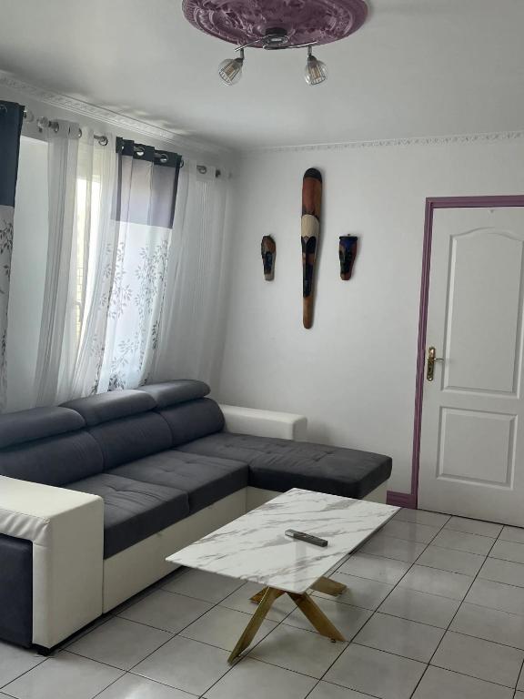 Posezení v ubytování Appartement familial à Sarcelles de 81 m², proche commodités