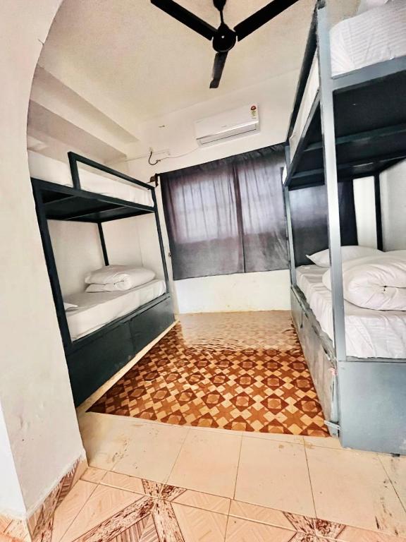 Postel nebo postele na pokoji v ubytování High Time Hostel
