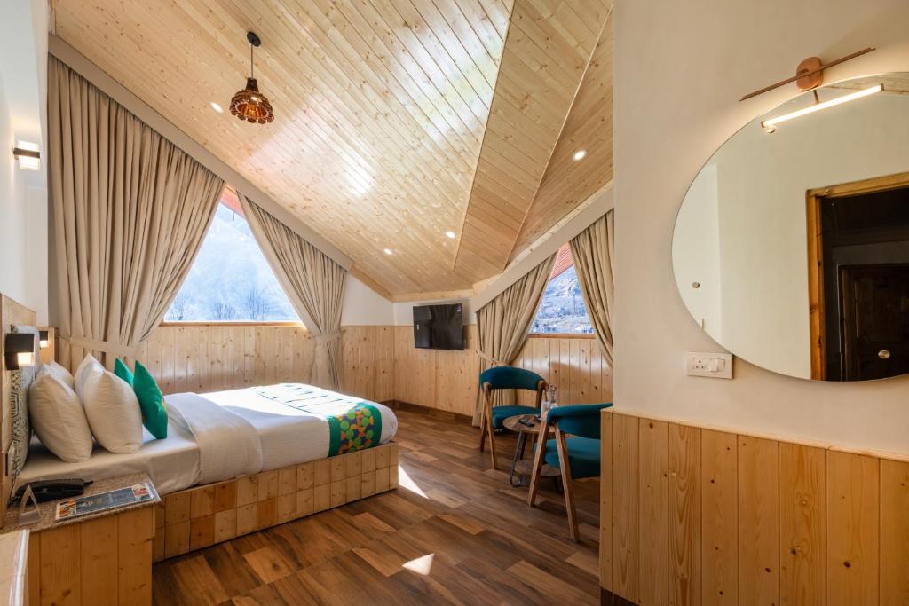 TV a/nebo společenská místnost v ubytování Treebo Premium Silverstone Resort With Mountain Valley View