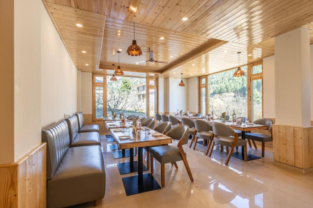 Restaurace v ubytování Treebo Premium Silverstone Resort With Mountain Valley View