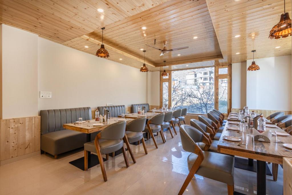 Restaurace v ubytování Treebo Premium Silverstone Resort With Mountain Valley View