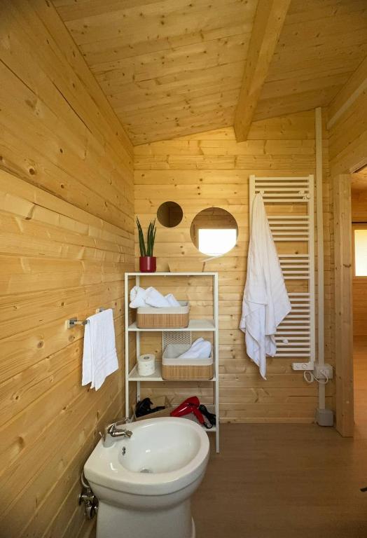 A bathroom at Dimora Rosso Piceno