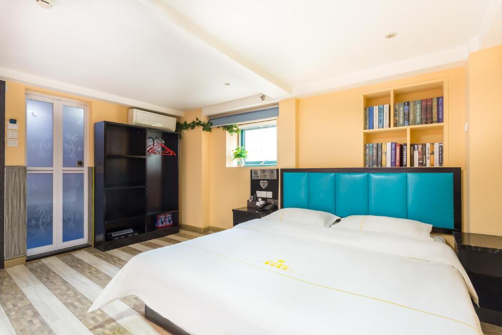 Dequan Hotel chaoyang high speedtrain of China Branch客房内的一张或多张床位