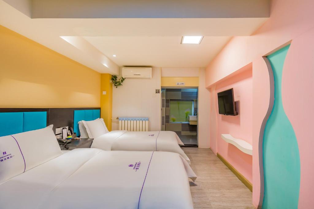 Dequan Hotel chaoyang high speedtrain of China Branch客房内的一张或多张床位