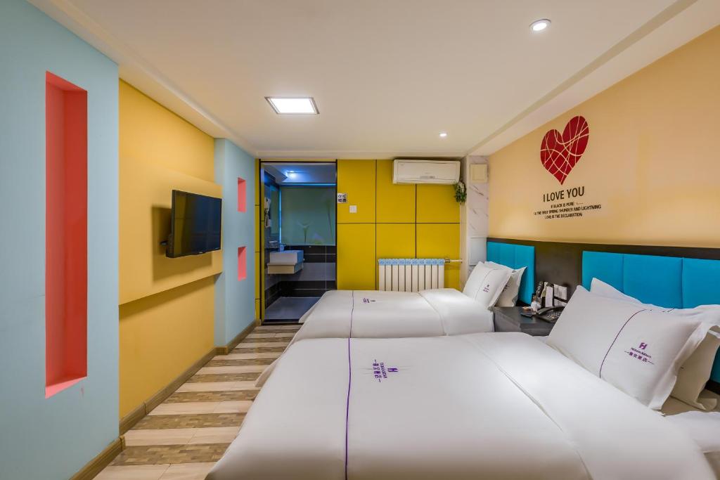 Dequan Hotel chaoyang high speedtrain of China Branch客房内的一张或多张床位