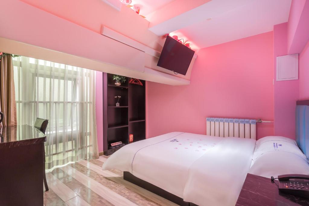 Dequan Hotel chaoyang high speedtrain of China Branch客房内的一张或多张床位