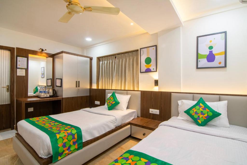 Postel nebo postele na pokoji v ubytování Treebo Petals Banquet & Suites - Kolkata
