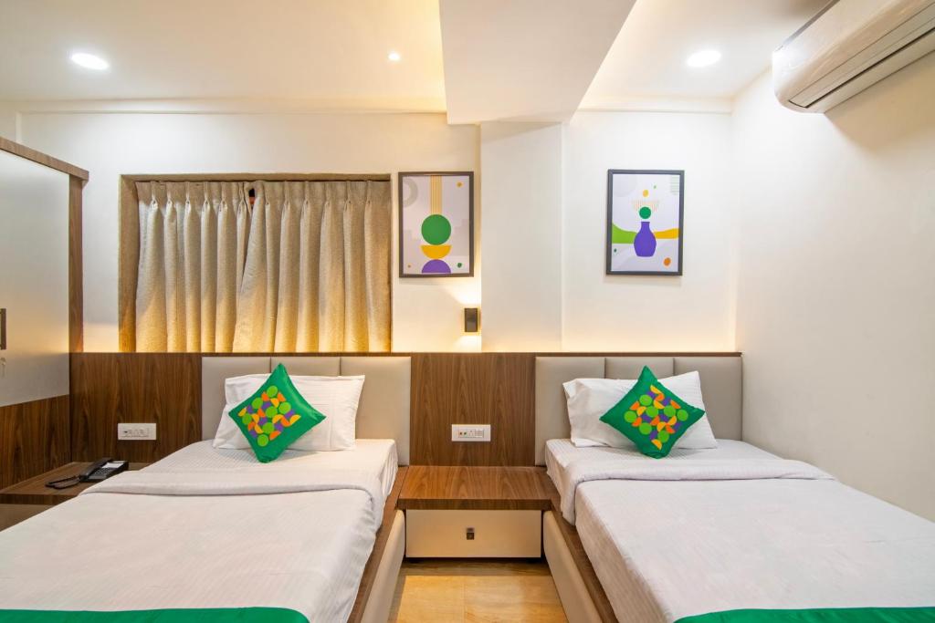 Postel nebo postele na pokoji v ubytování Treebo Petals Banquet & Suites - Kolkata