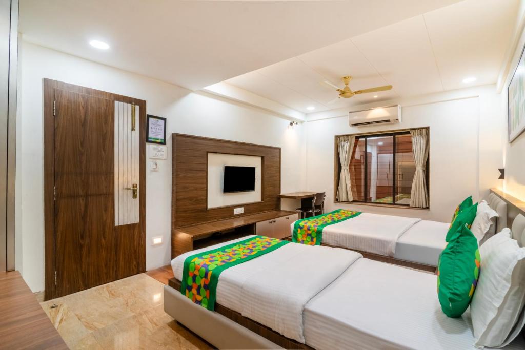 Postel nebo postele na pokoji v ubytování Treebo Petals Banquet & Suites - Kolkata
