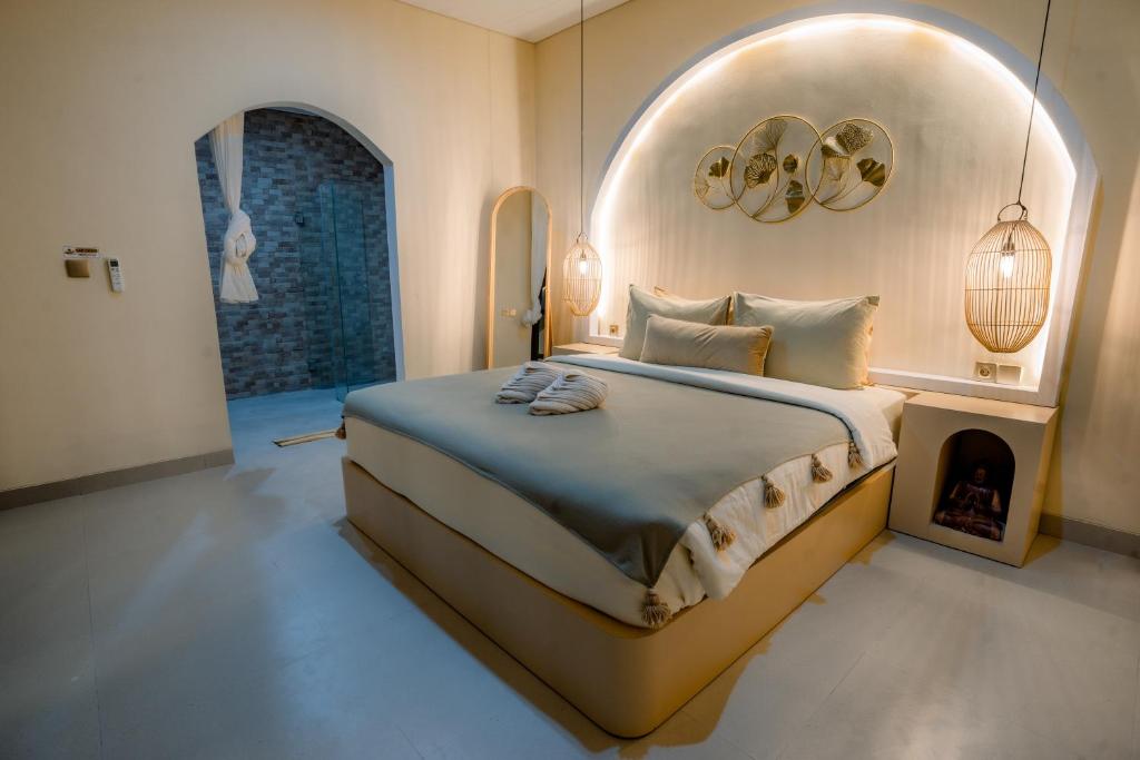 Tempat tidur dalam kamar di Casa Karuna Villa