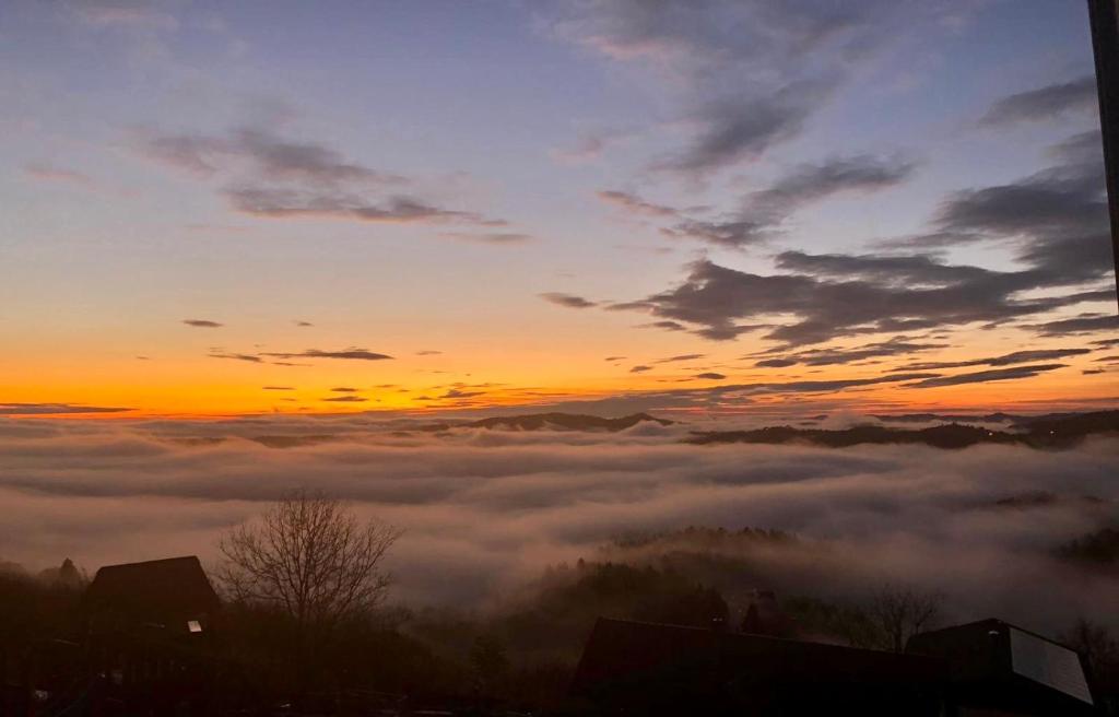 a view of the sunset with a layer of clouds at Ferienwohnung Gabriela in Sankt Nikolai im Sausal