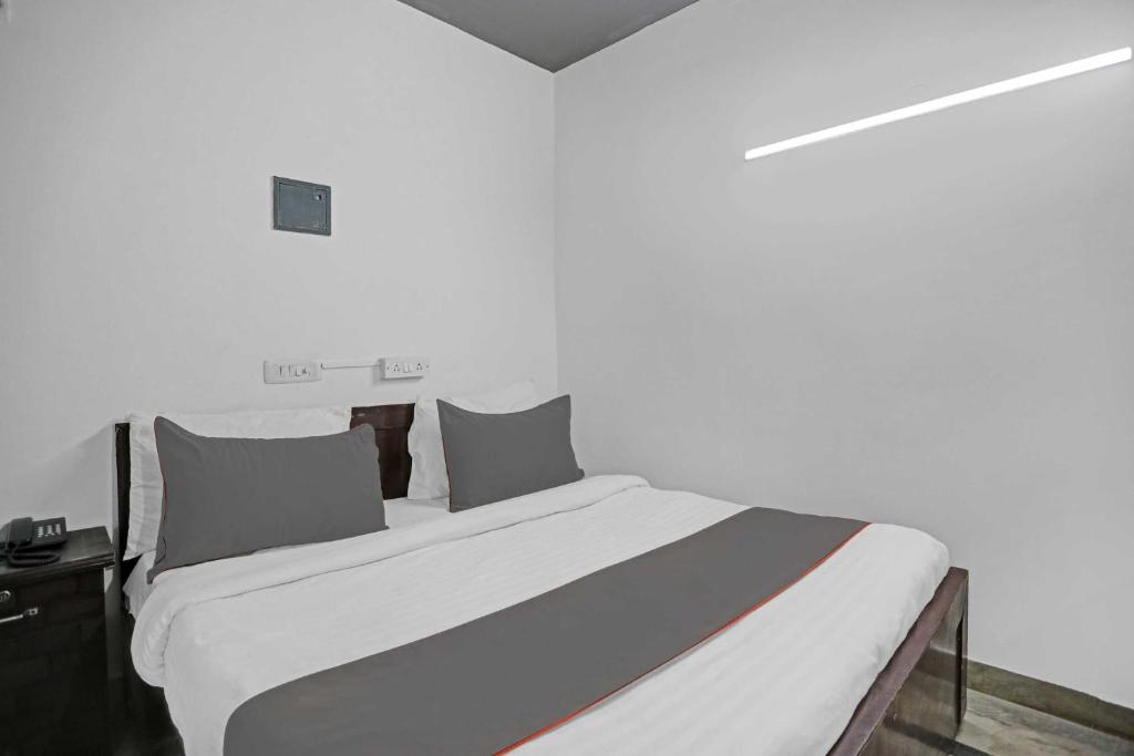 Postel nebo postele na pokoji v ubytování Hotel O The Premium Villa