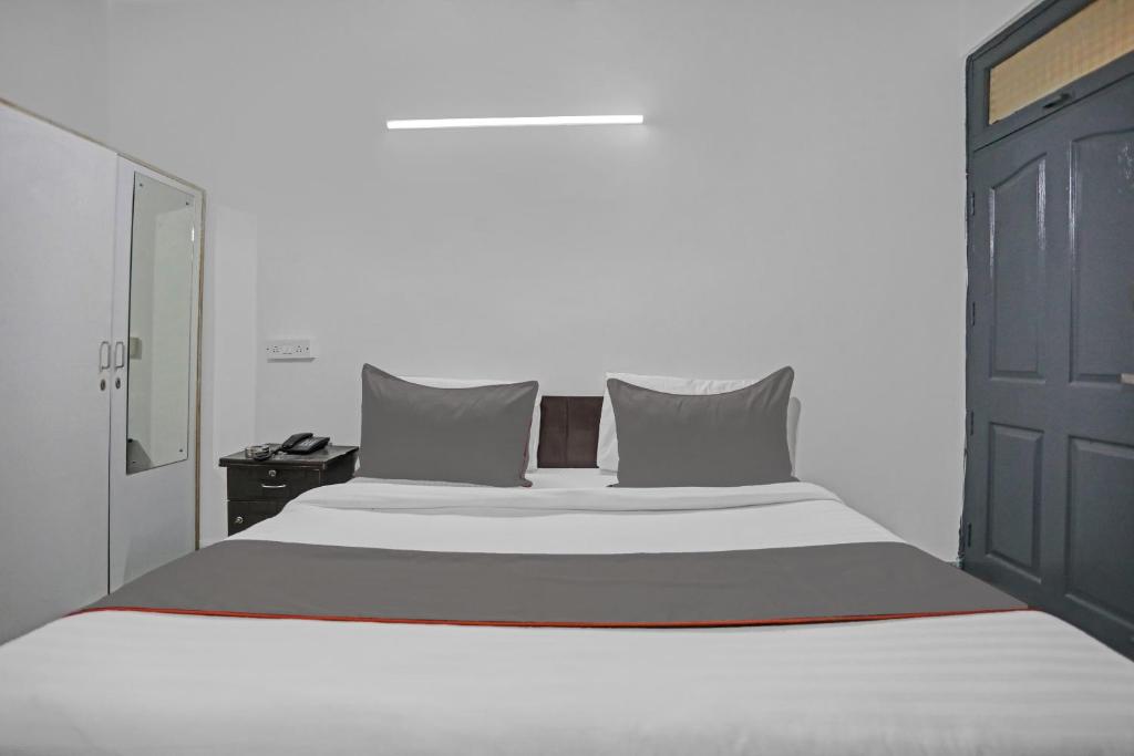 Postel nebo postele na pokoji v ubytování Hotel O The Premium Villa