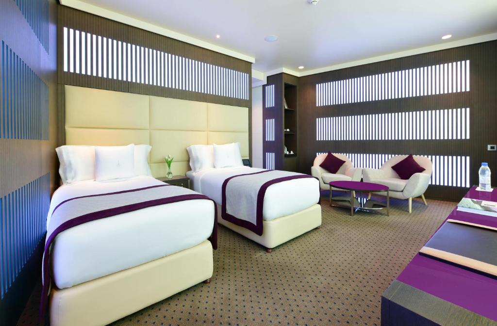 Uma cama ou camas num quarto em The Torch Doha