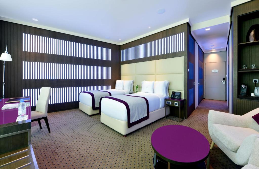 Uma cama ou camas num quarto em The Torch Doha