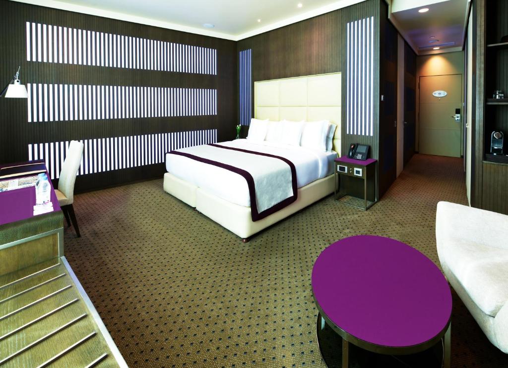 Uma cama ou camas num quarto em The Torch Doha