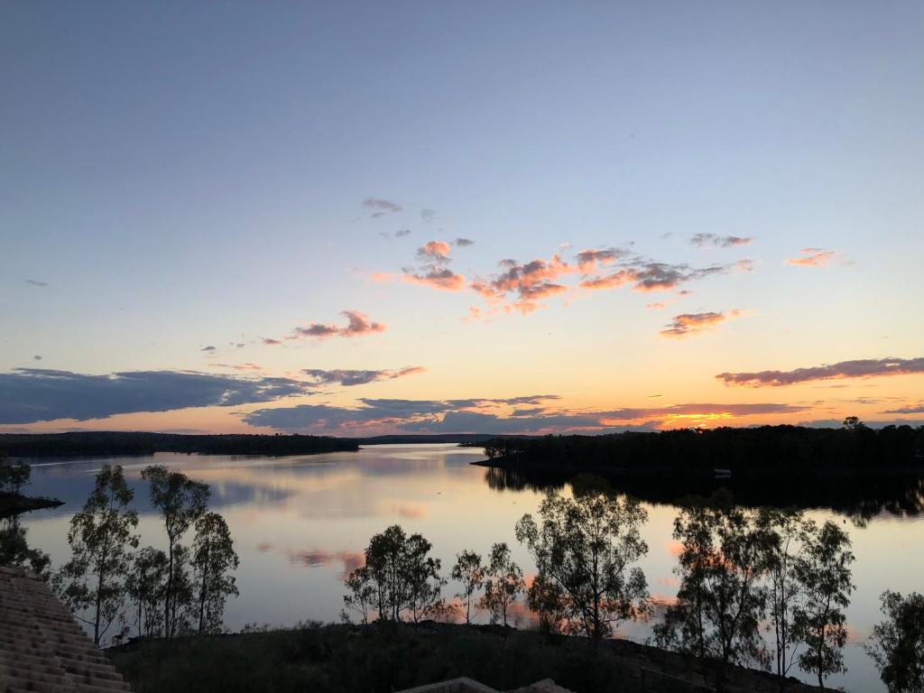 a view of a lake at sunset at Casa Rural encantos de Orellana in Navalvillar de Pela