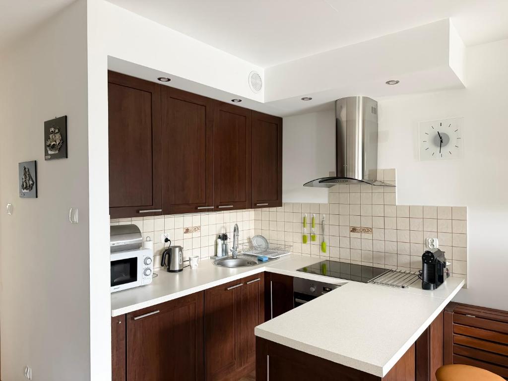 Kuchyňa alebo kuchynka v ubytovaní APARTAMENT POD GWIAZDAMI, z dwoma ogródkami i dwoma tarasami