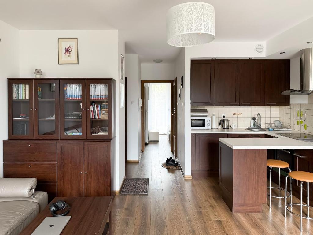 Kuchyňa alebo kuchynka v ubytovaní APARTAMENT POD GWIAZDAMI, z dwoma ogródkami i dwoma tarasami