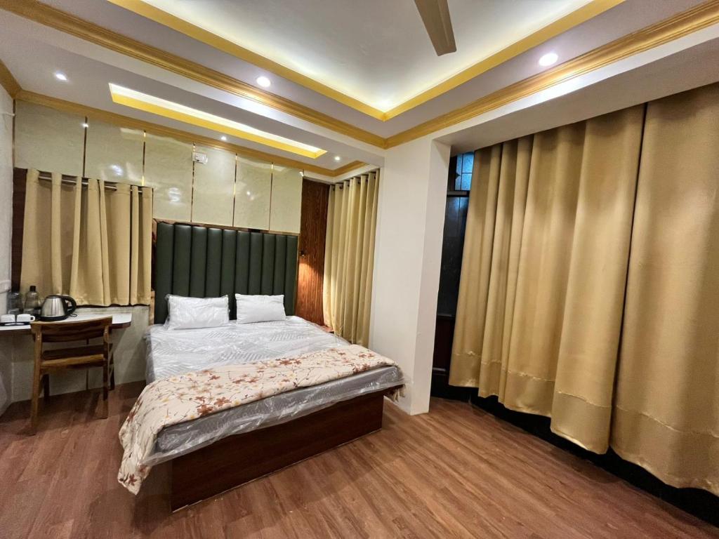 Postel nebo postele na pokoji v ubytování Sarai Inn