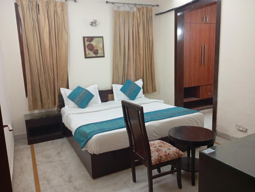Postel nebo postele na pokoji v ubytování Hotel Royal India - DLF Phase 2