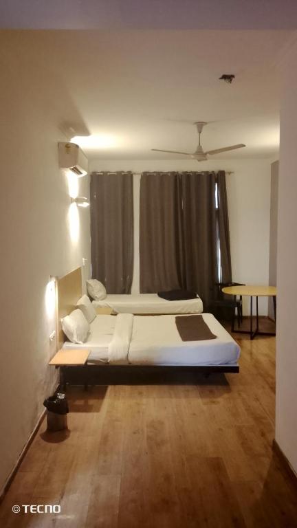 Postel nebo postele na pokoji v ubytování Hotel Royal India - DLF Phase 2