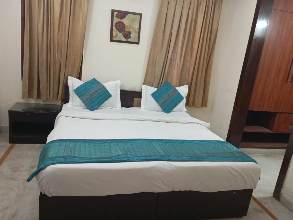 Postel nebo postele na pokoji v ubytování Hotel Royal India - DLF Phase 2