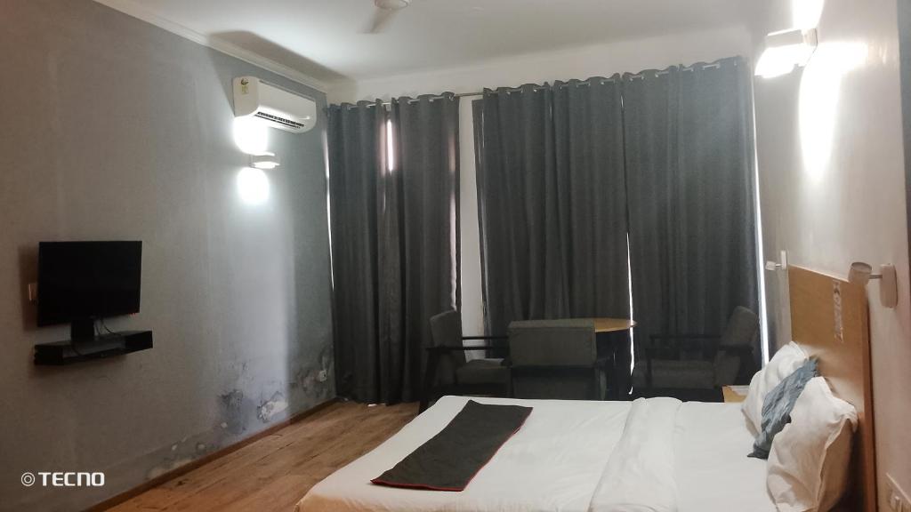 Postel nebo postele na pokoji v ubytování Hotel Royal India - DLF Phase 2