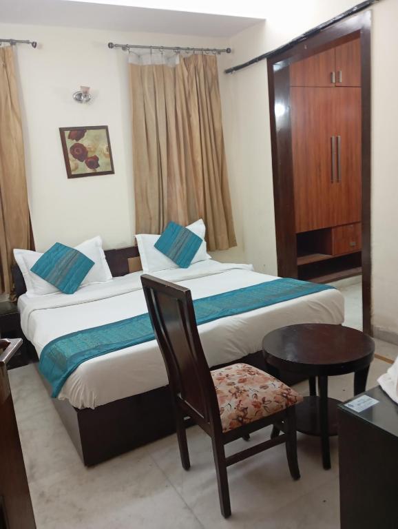 Postel nebo postele na pokoji v ubytování Hotel Royal India - DLF Phase 2