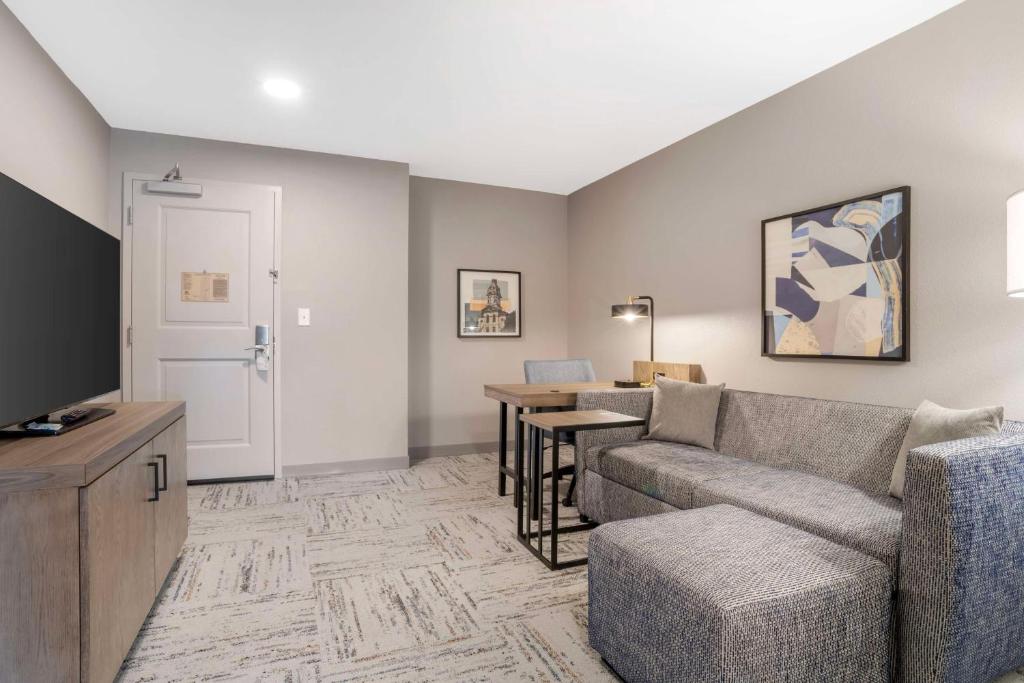 Hilton Garden Inn Charlotte/Concord - Junior King Suite With Sofa Bed