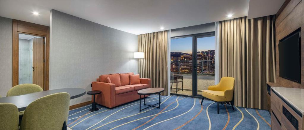 Doubletree By Hilton Suites Trabzon Yomra - Suite 1 Chambre Lit King-Size Avec Vue Sur Ville