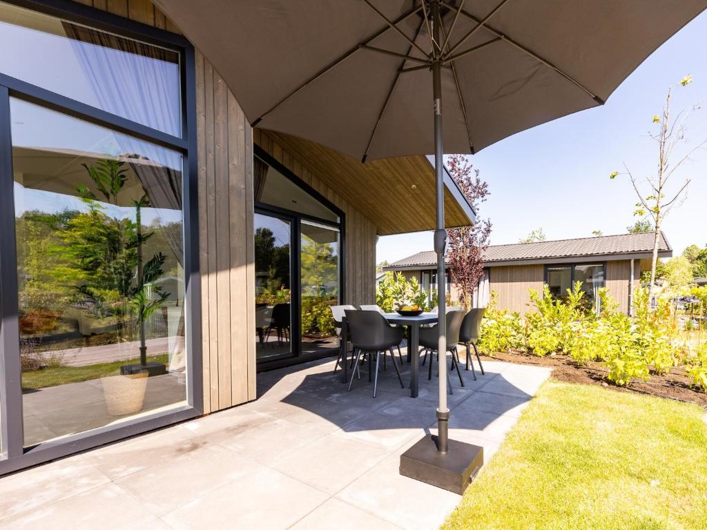 Zahrada ubytování Chalet with a terrace in the Brabant Kempen