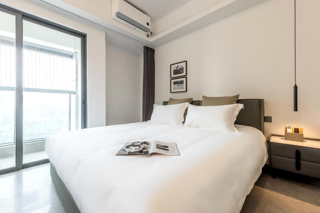 Postel nebo postele na pokoji v ubytování 枫雨酒店公寓华强北店-Fengyu Hotel Apartment Shenzhen Huaqiang North Subway Station Branch